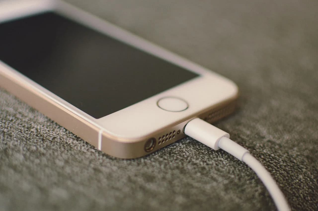 How to Extend Phone Battery Life on Dhaka Commutes
